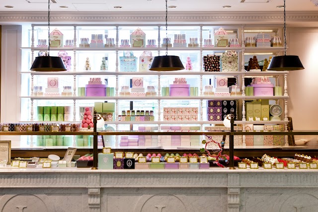 ラデュレ 新宿店（写真1）